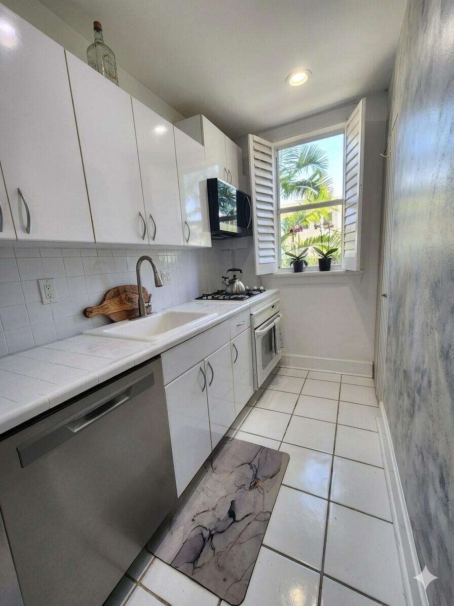 THE ESPLANADE BEACH CONDO - Residential