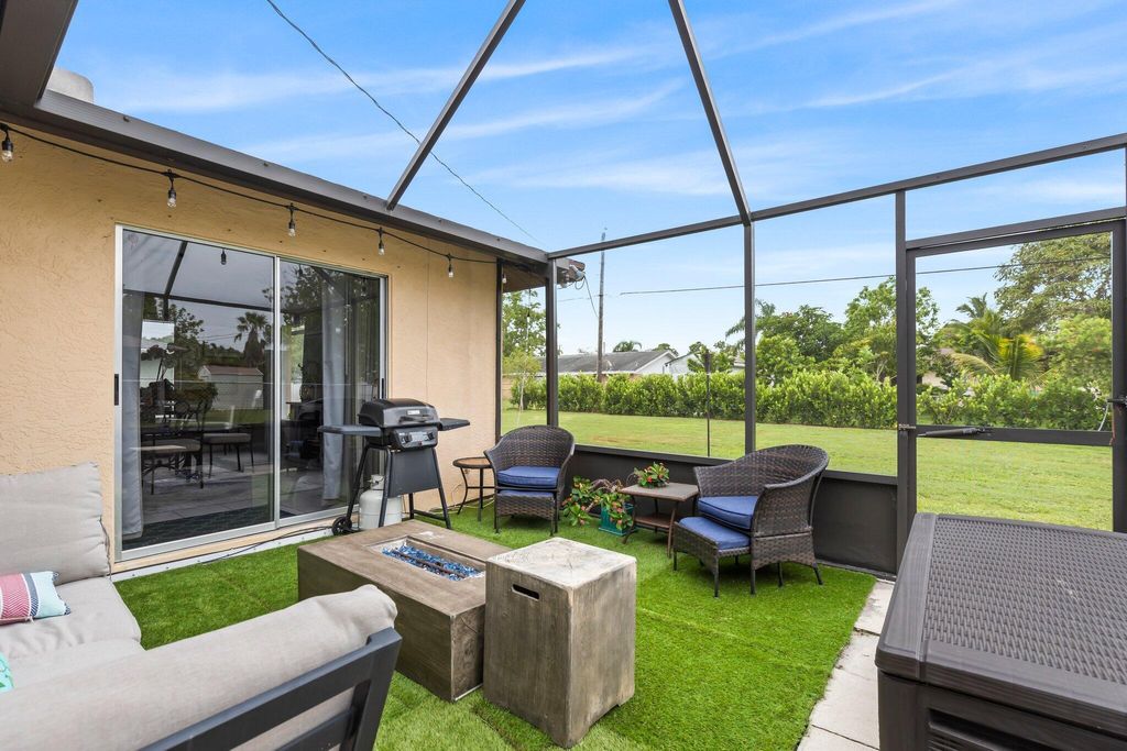 Photo of 586 SE Maple Terrace, Port Saint Lucie, FL 34953 (MLS # R11004046)