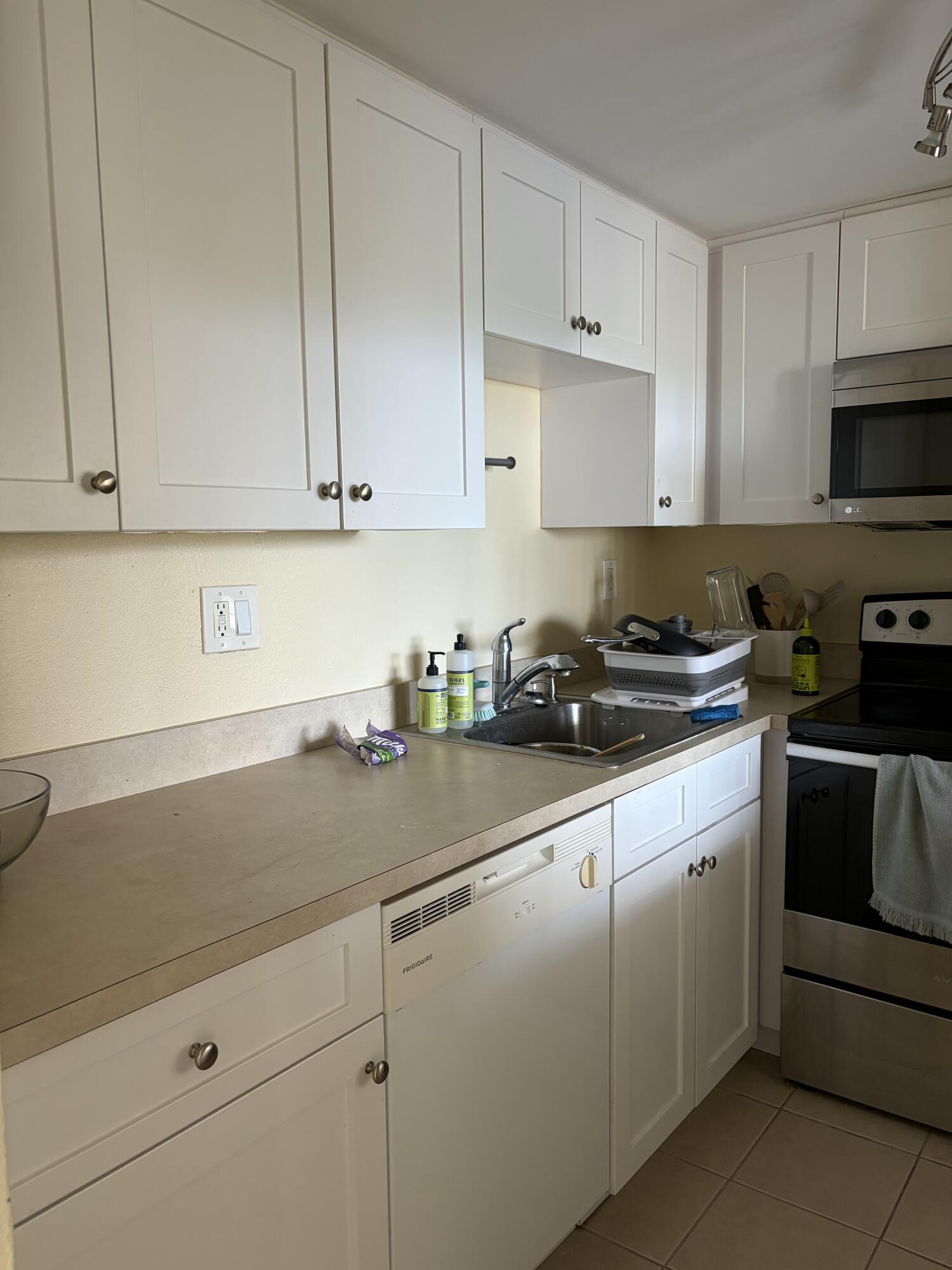 LAKESHORE CLUB CONDO - Residential Lease