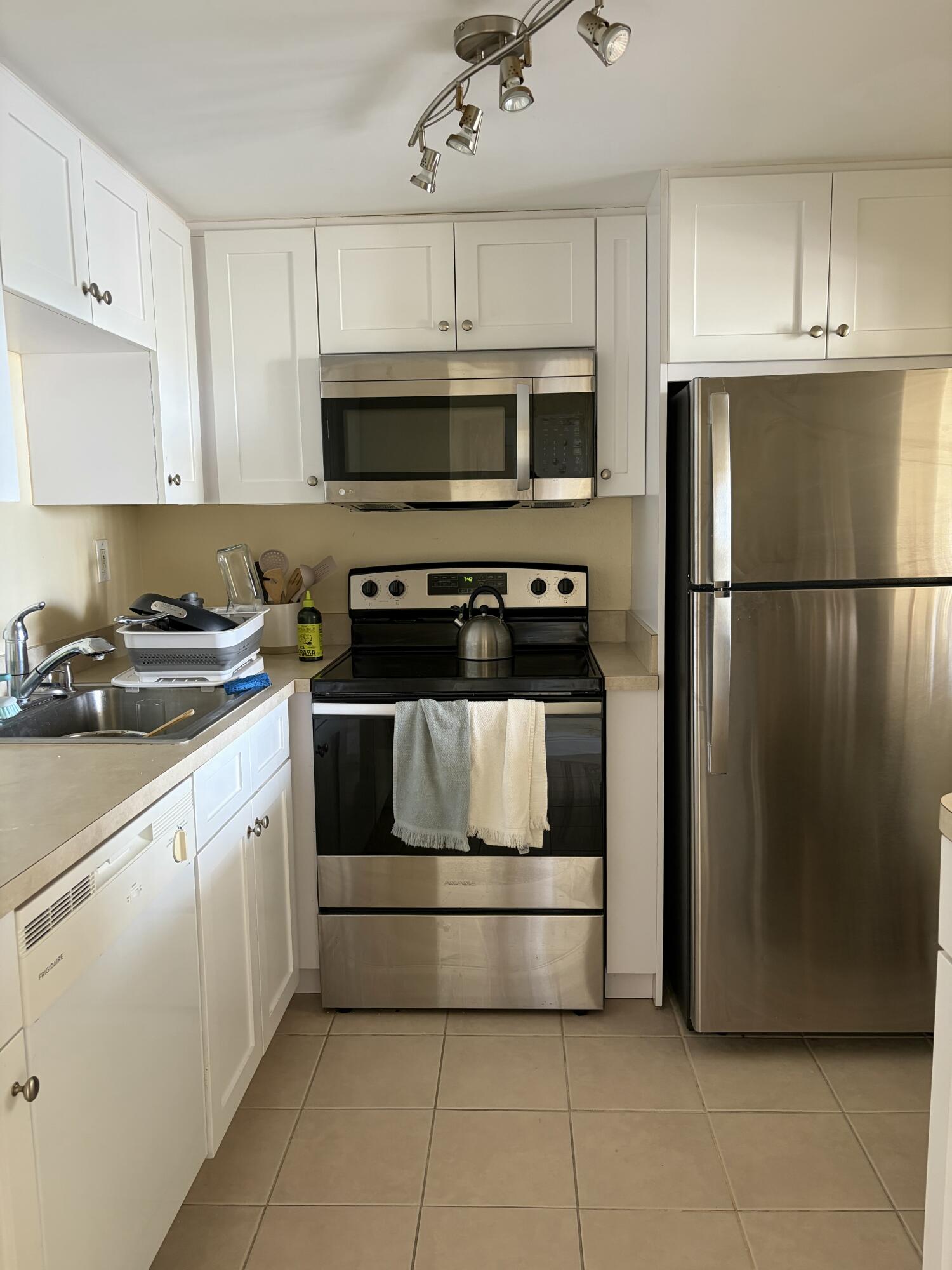 LAKESHORE CLUB CONDO - Residential Lease