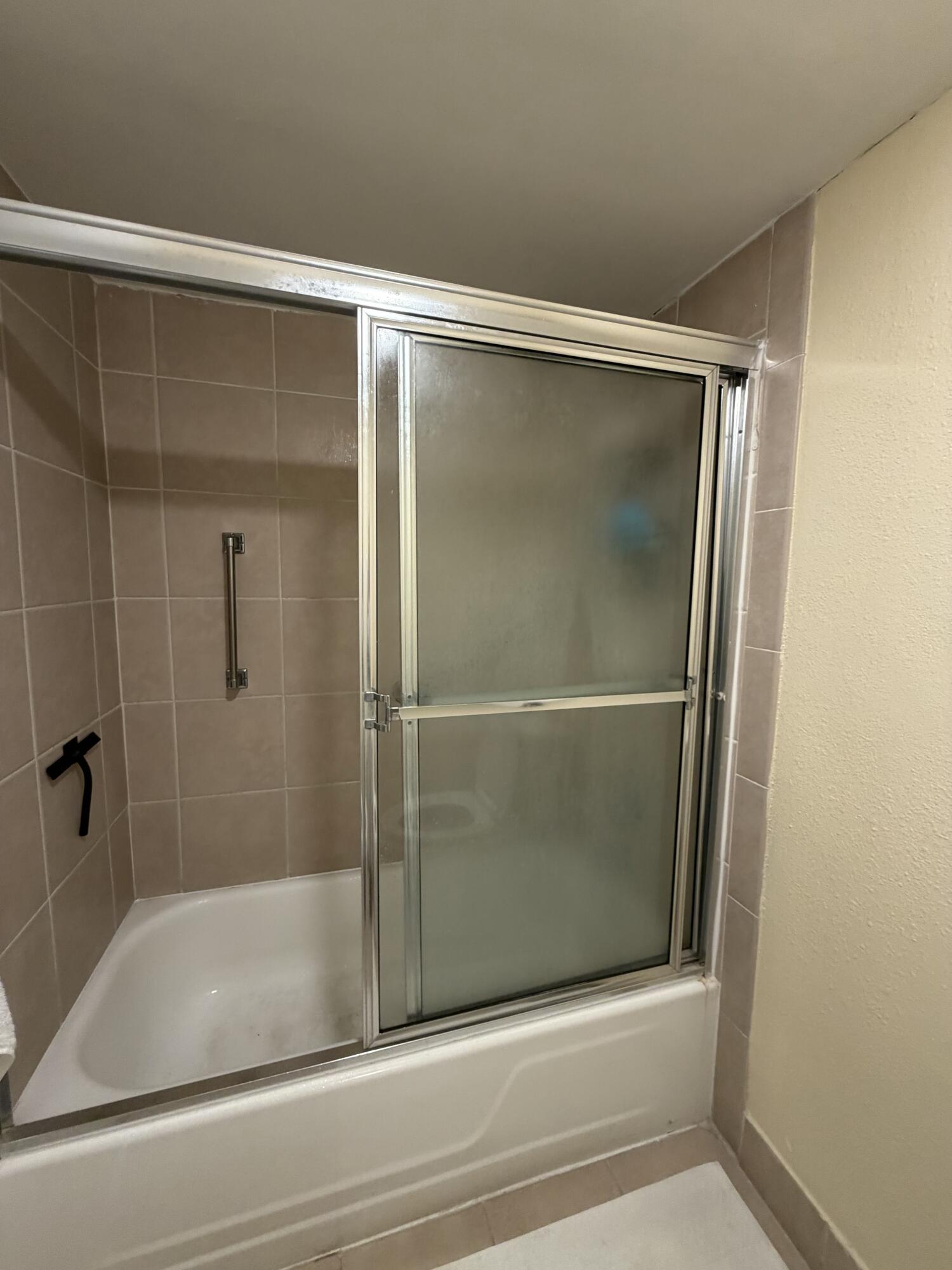 LAKESHORE CLUB CONDO - Residential Lease