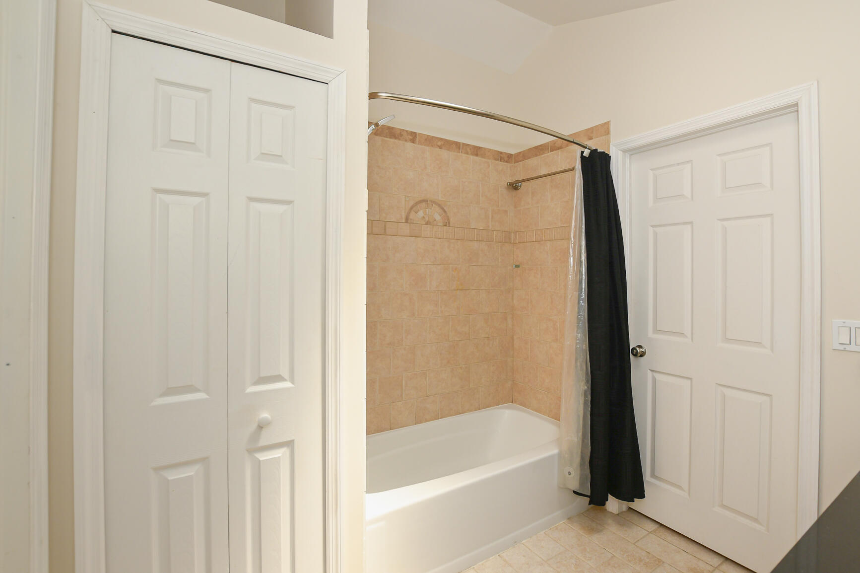 """OAKS OF VERO PD PHASE I,THE""" - Residential Lease