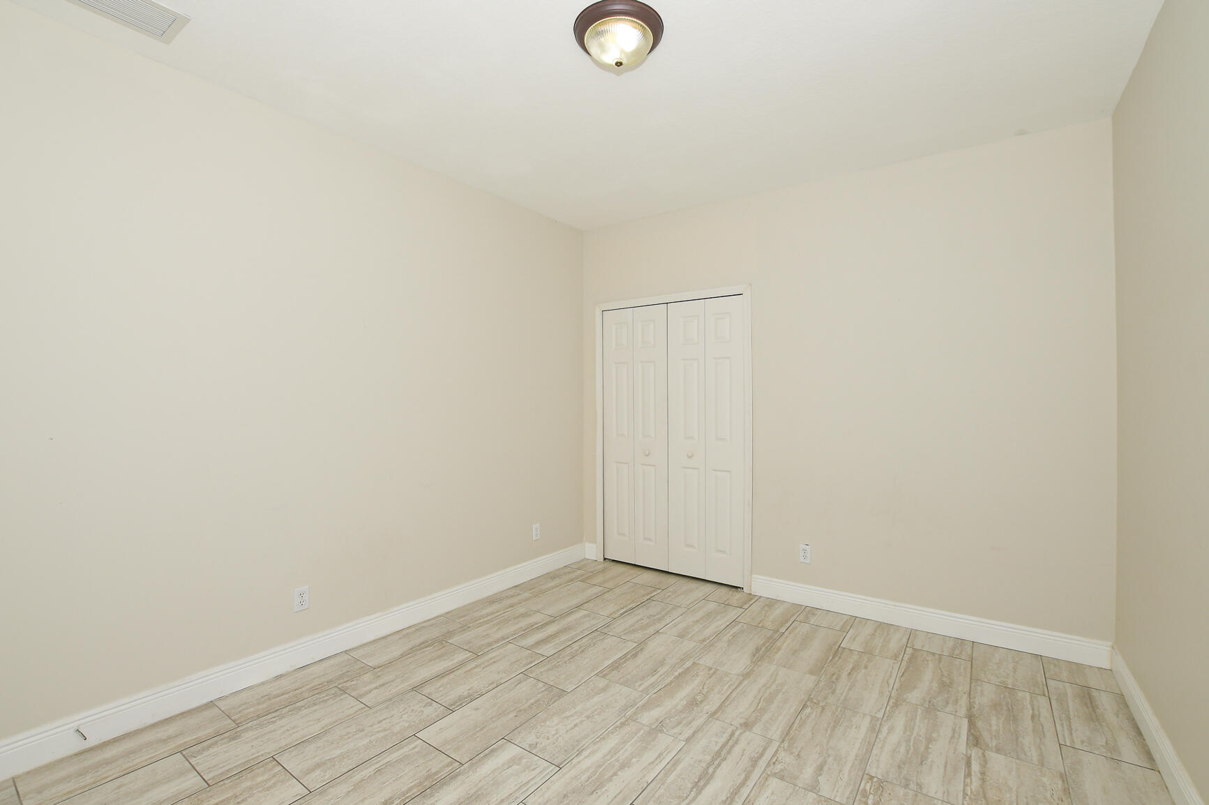 """OAKS OF VERO PD PHASE I,THE""" - Residential Lease