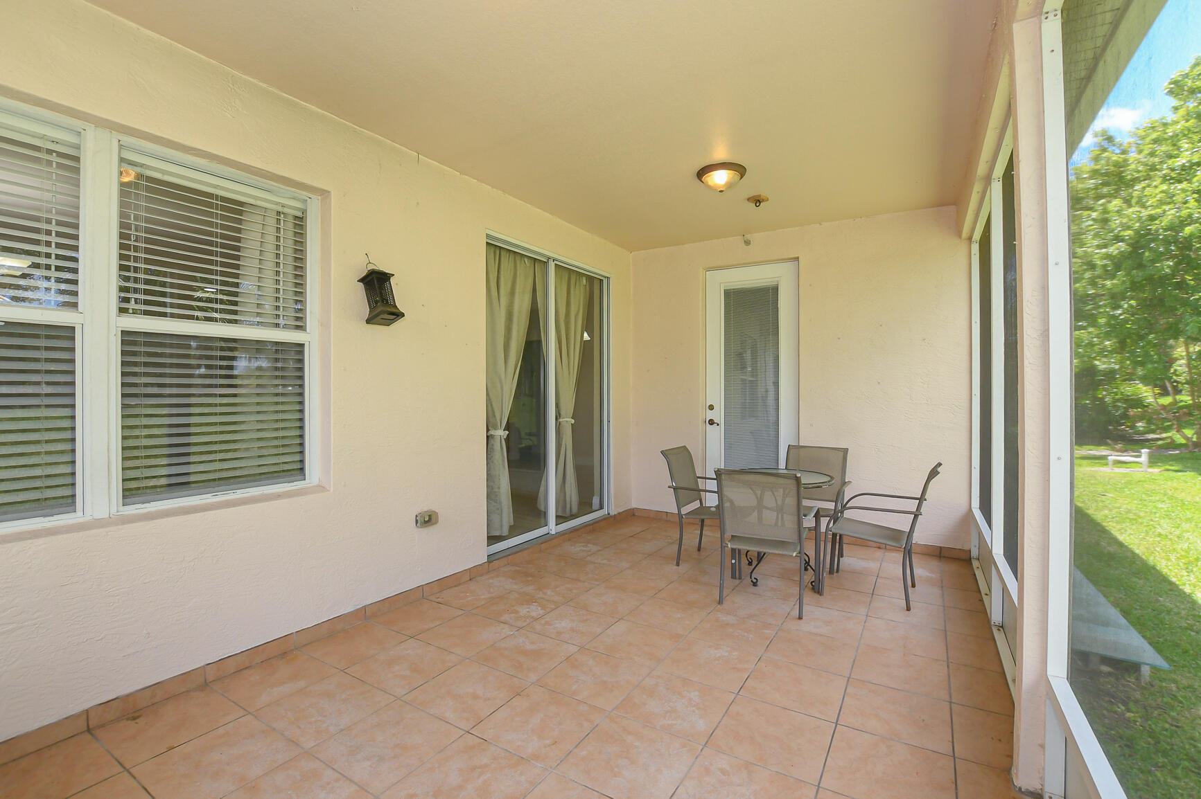 """OAKS OF VERO PD PHASE I,THE""" - Residential Lease