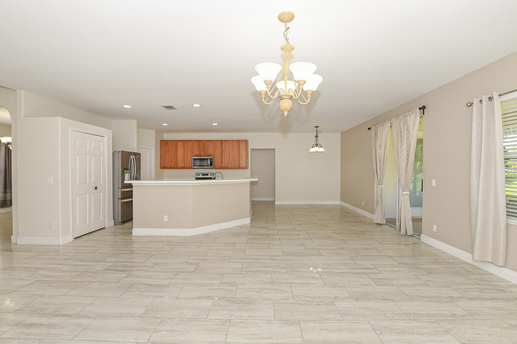 """OAKS OF VERO PD PHASE I,THE""" - Residential Lease