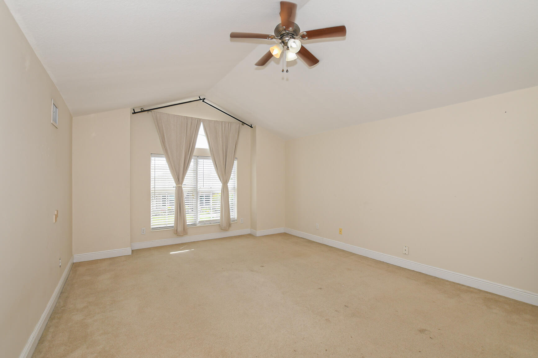 """OAKS OF VERO PD PHASE I,THE""" - Residential Lease