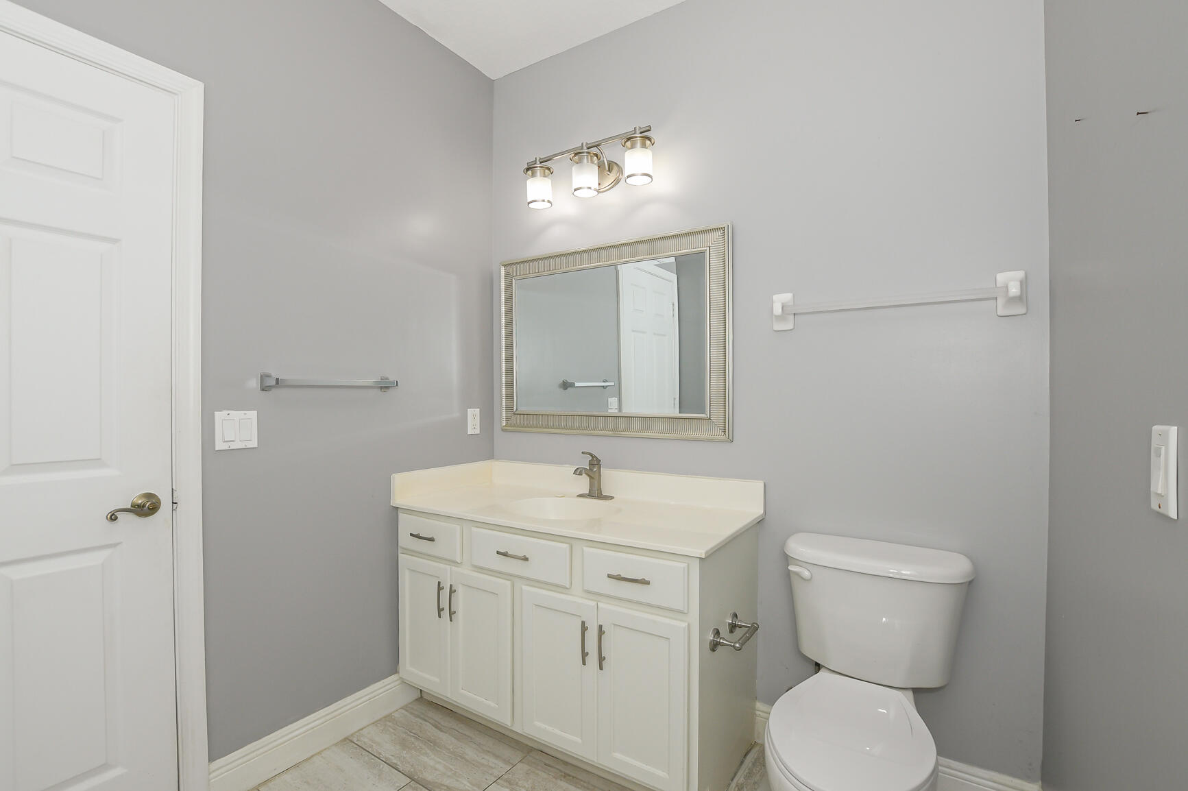 """OAKS OF VERO PD PHASE I,THE""" - Residential Lease