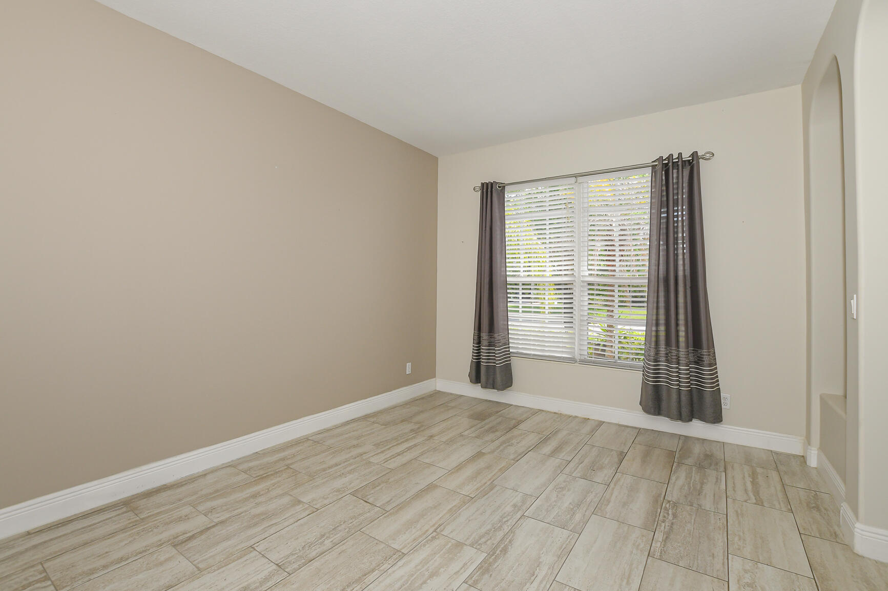 """OAKS OF VERO PD PHASE I,THE""" - Residential Lease