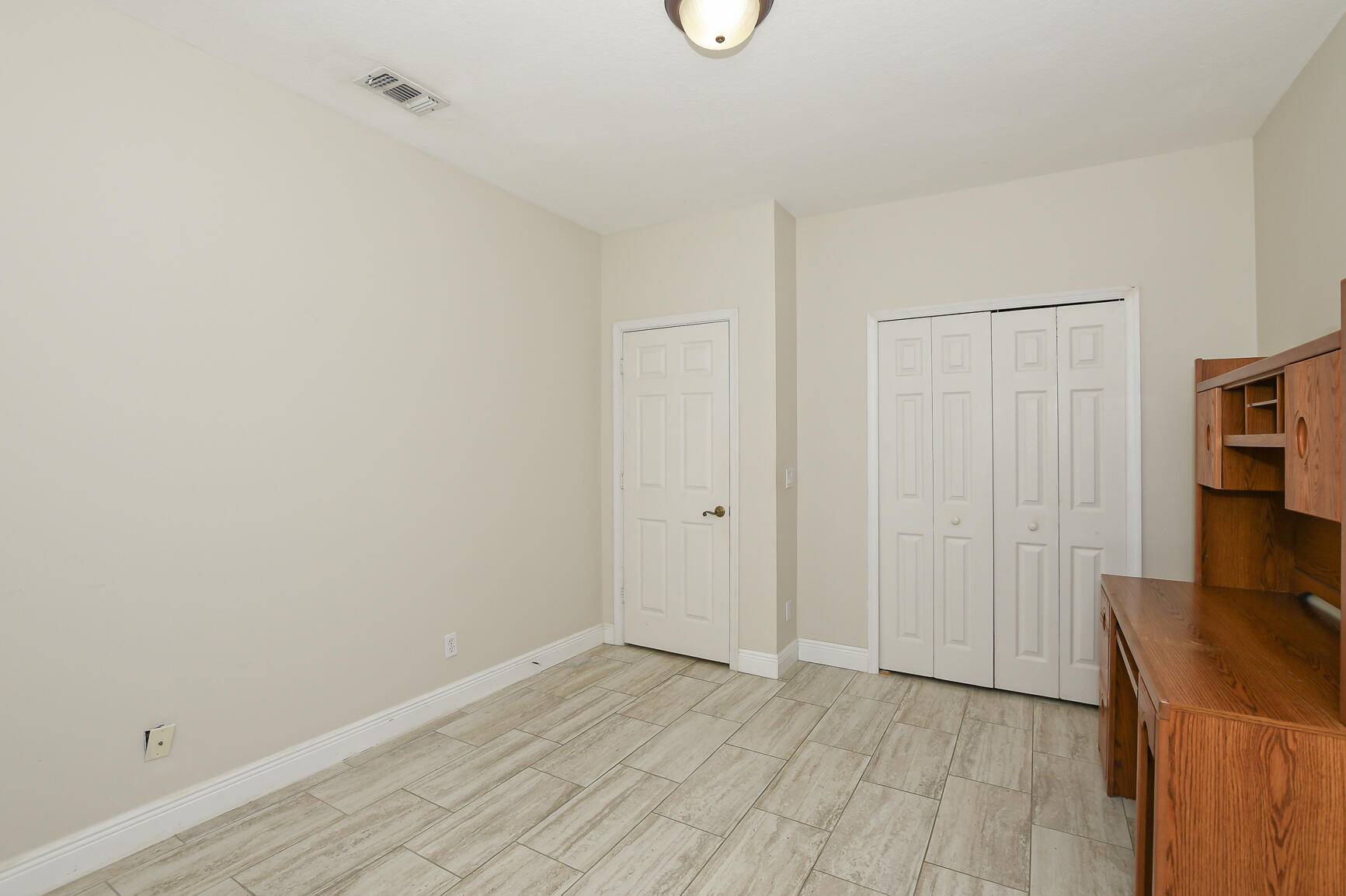 """OAKS OF VERO PD PHASE I,THE""" - Residential Lease