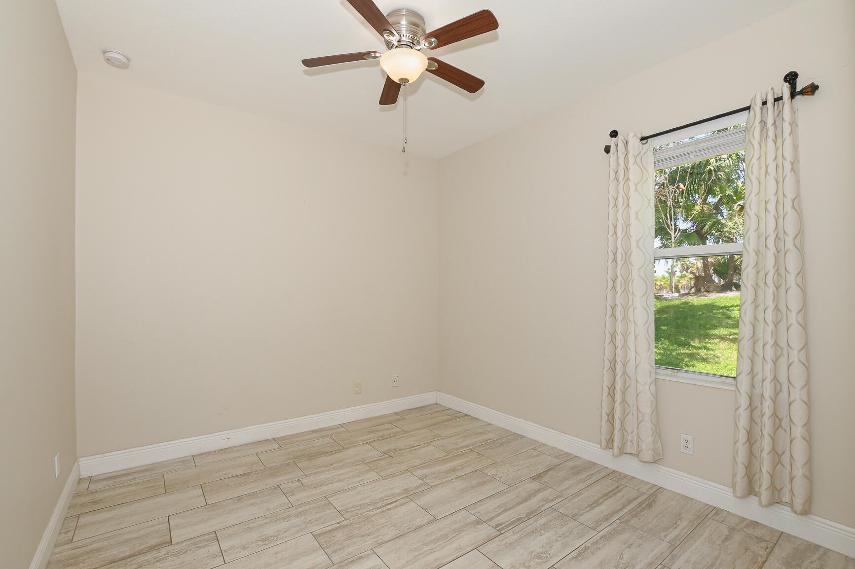 """OAKS OF VERO PD PHASE I,THE""" - Residential Lease