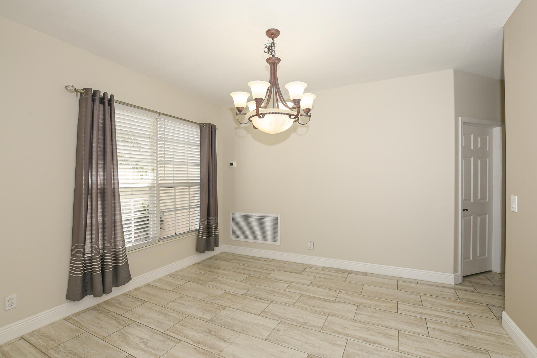 """OAKS OF VERO PD PHASE I,THE""" - Residential Lease