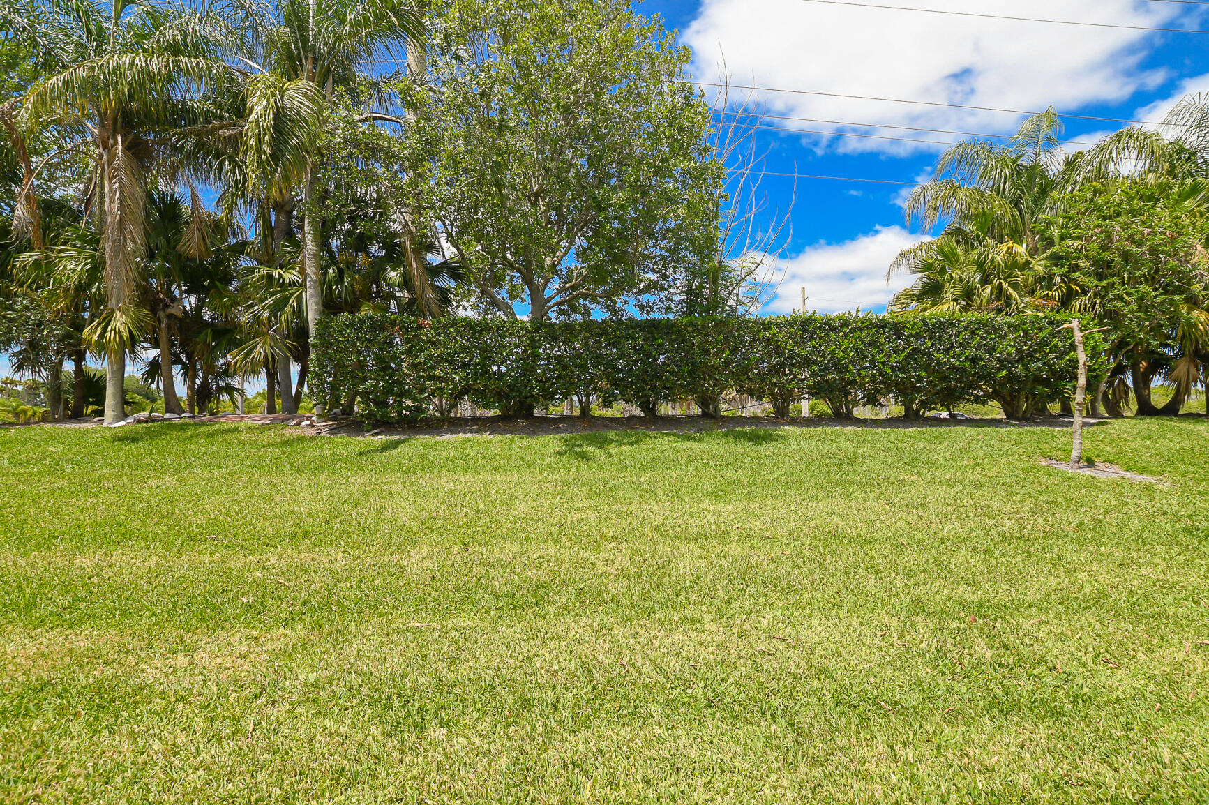 """OAKS OF VERO PD PHASE I,THE""" - Residential Lease