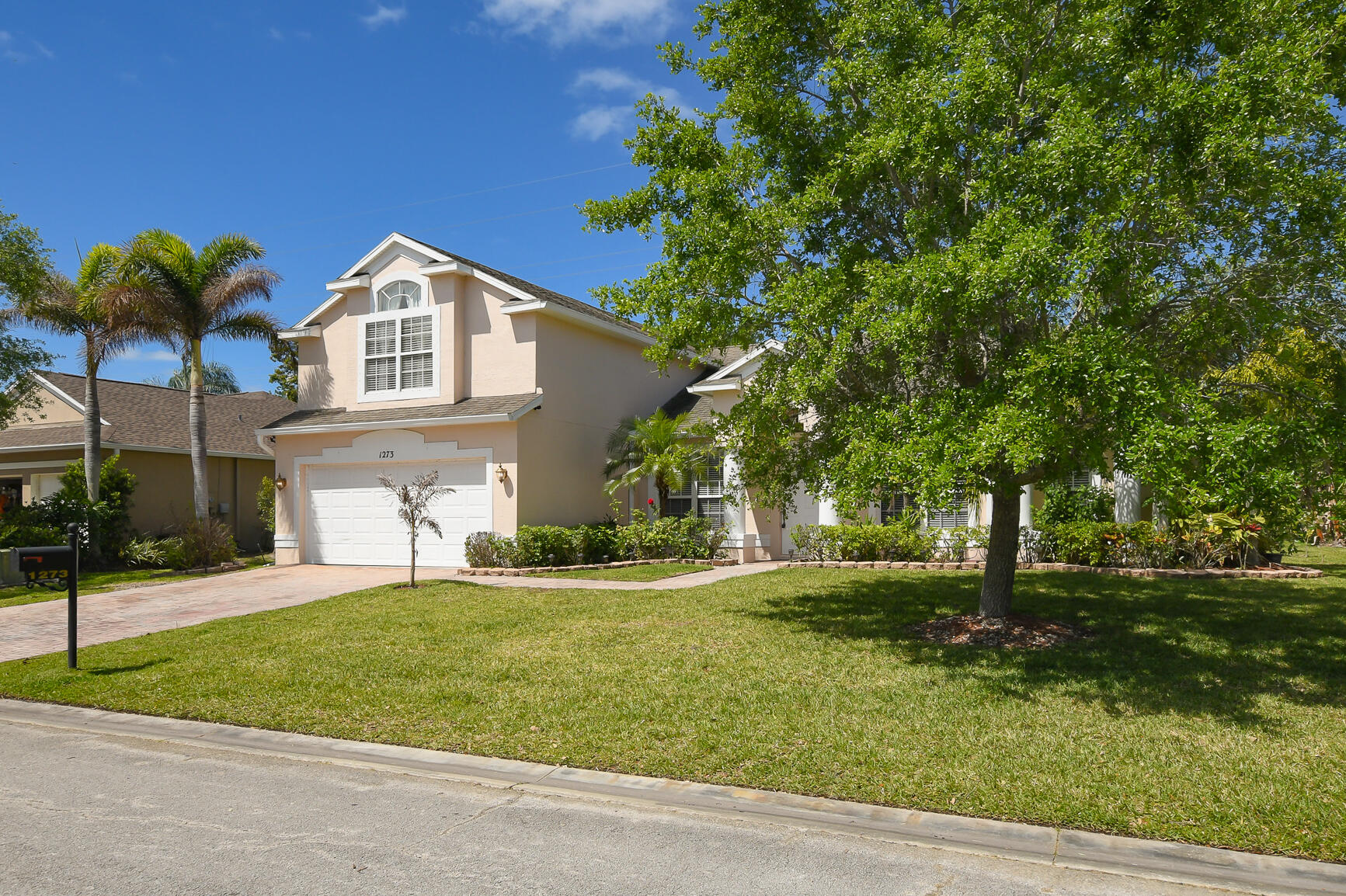 """OAKS OF VERO PD PHASE I,THE""" - Residential Lease