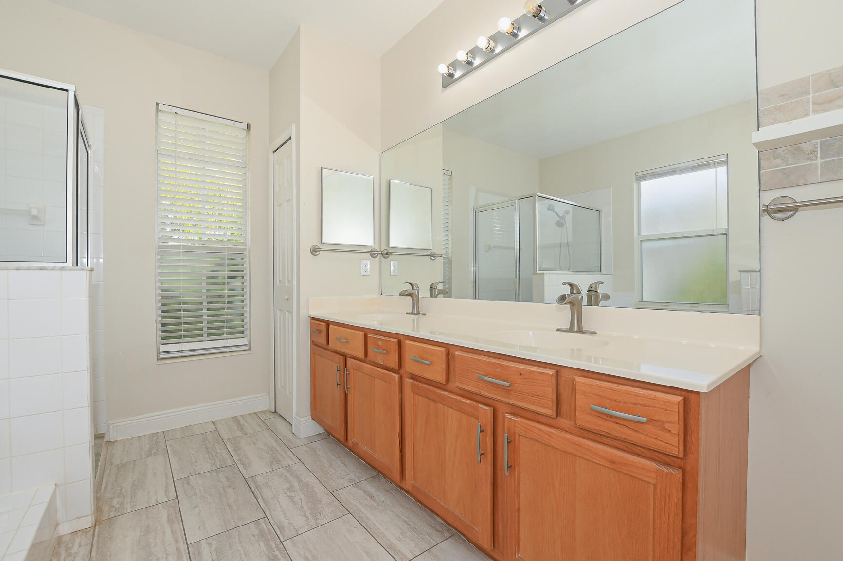 """OAKS OF VERO PD PHASE I,THE""" - Residential Lease