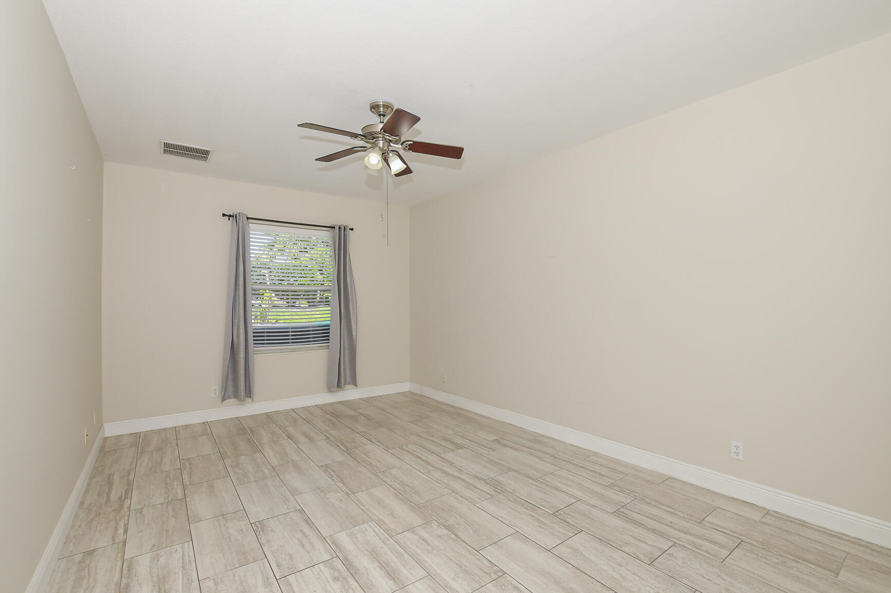 """OAKS OF VERO PD PHASE I,THE""" - Residential Lease