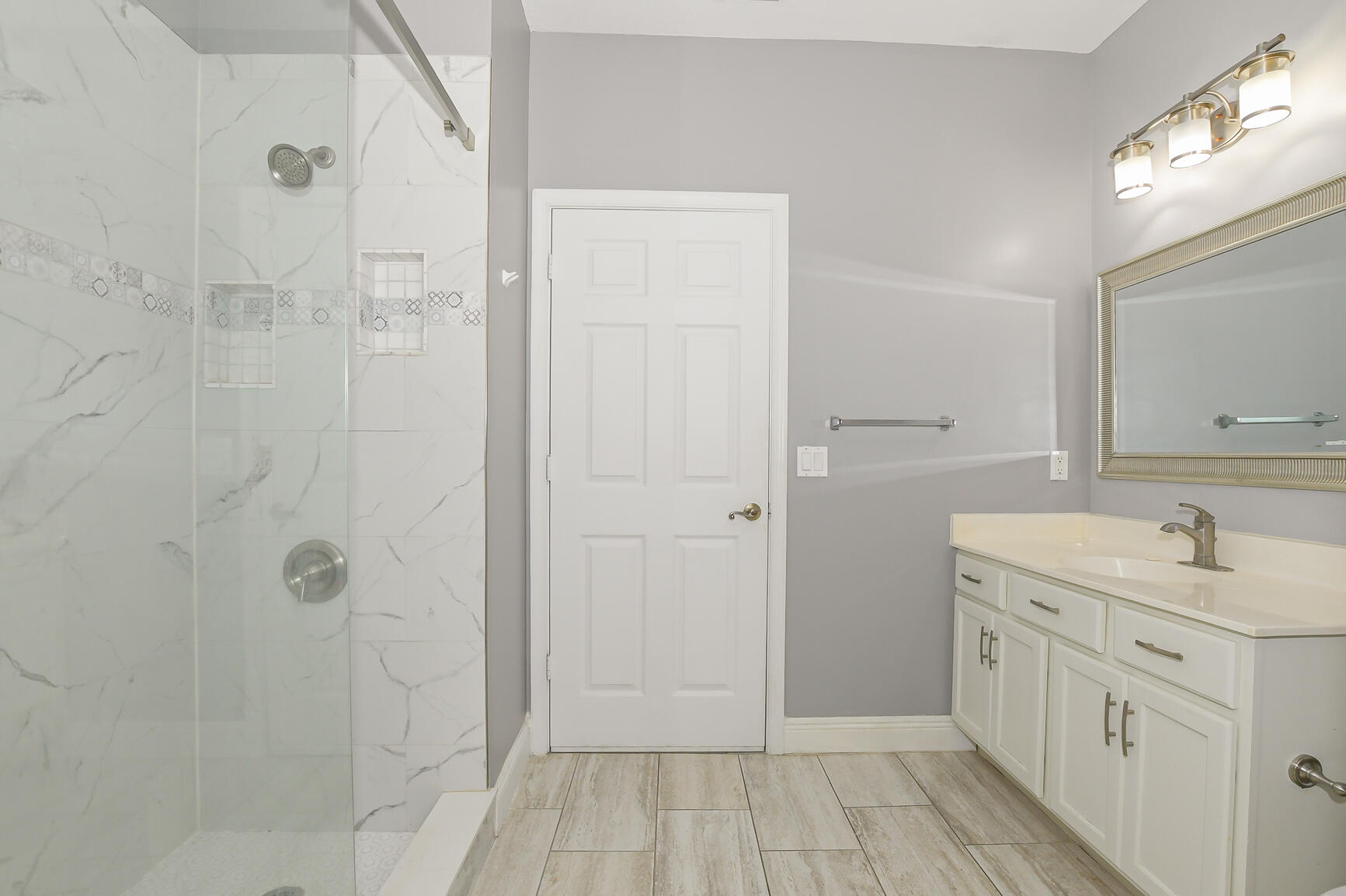 """OAKS OF VERO PD PHASE I,THE""" - Residential Lease