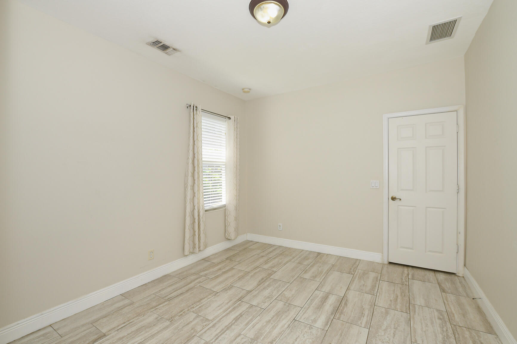 """OAKS OF VERO PD PHASE I,THE""" - Residential Lease