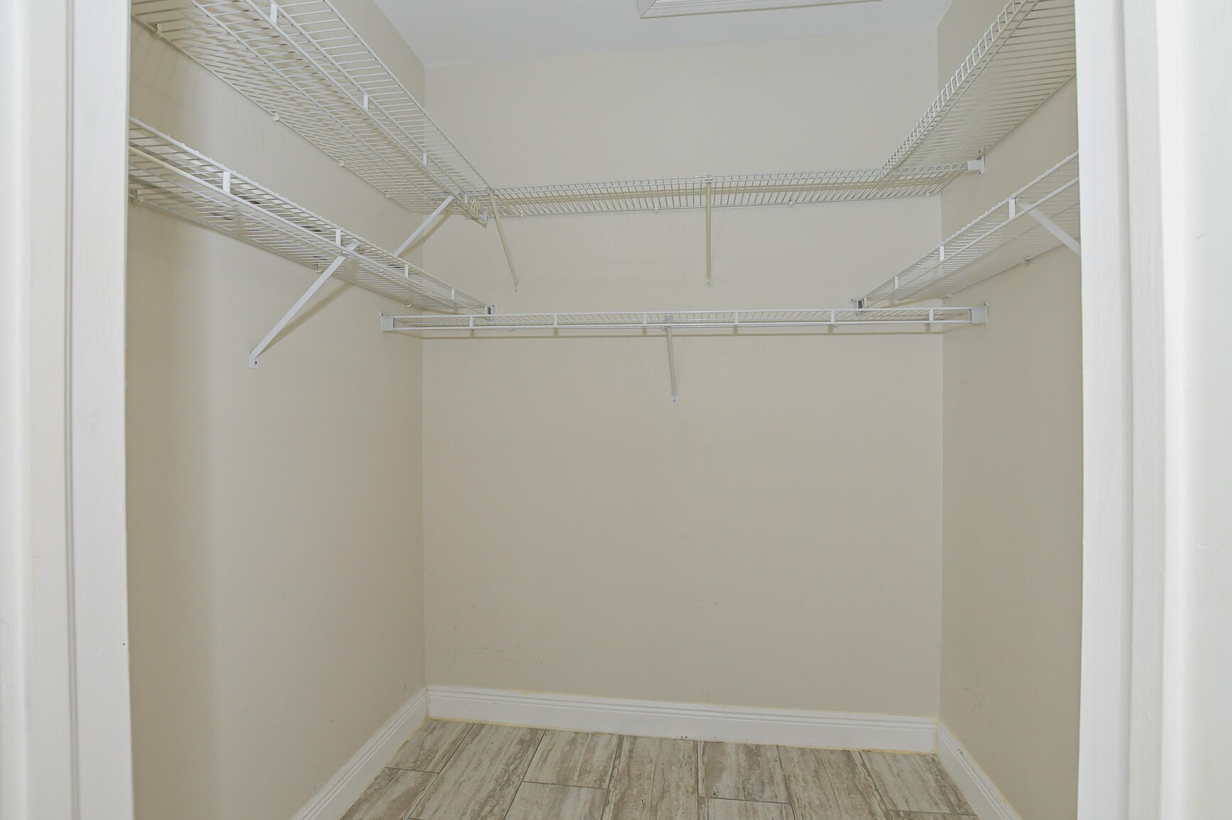 """OAKS OF VERO PD PHASE I,THE""" - Residential Lease