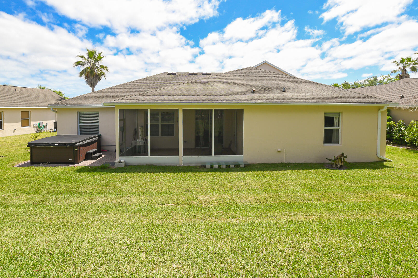 """OAKS OF VERO PD PHASE I,THE""" - Residential Lease