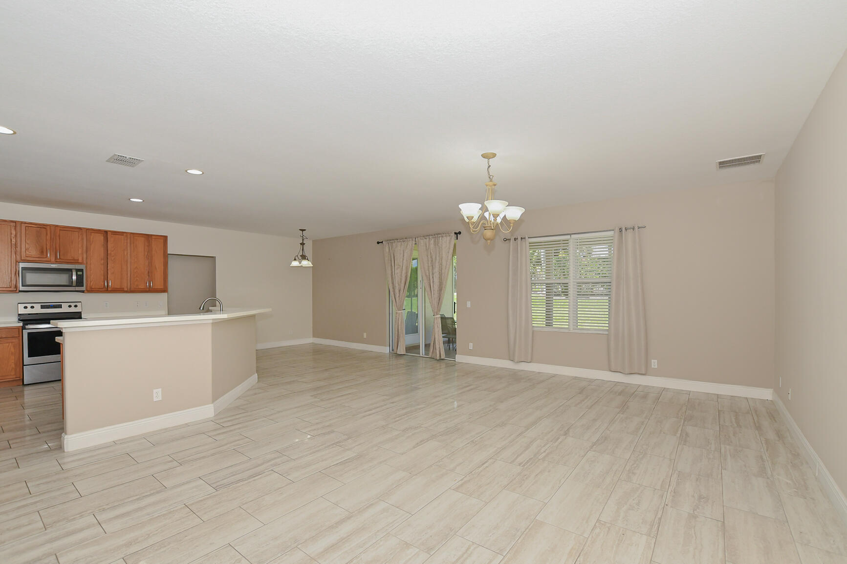 """OAKS OF VERO PD PHASE I,THE""" - Residential Lease