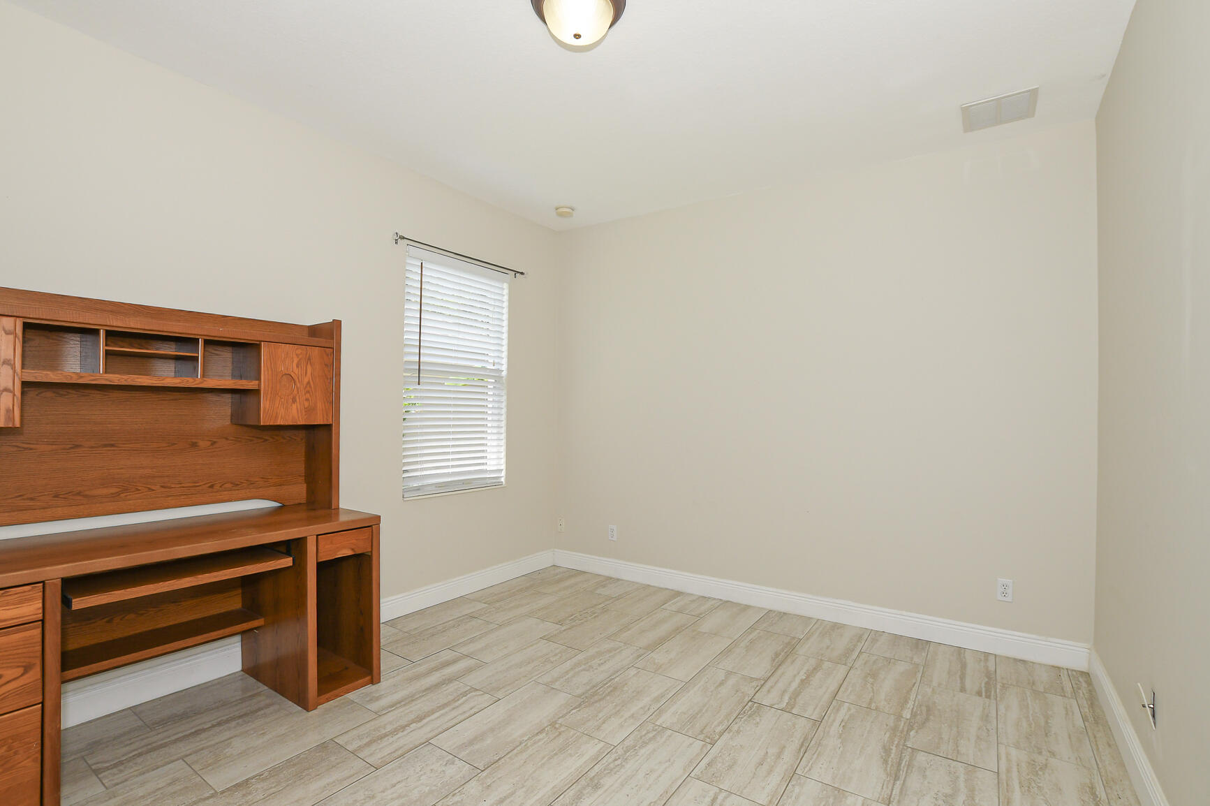 """OAKS OF VERO PD PHASE I,THE""" - Residential Lease