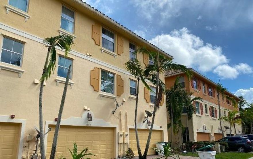 Great tri-level townhouse, 4 bedrooms 3 and 1/2 baths, first level guest bedroom with full bath, second floor living room, kitchen with granite counter top open to the a dining room/tv room. Community with swimming pool, very well maintained and quiet, 2 car garage, very private location, facing a small preserve. A must see!!!