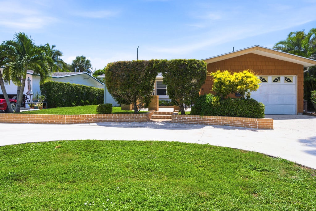 Photo of 278 CAMELLIA Street, Palm Beach Gardens, FL 33410 (MLS # B26064114)