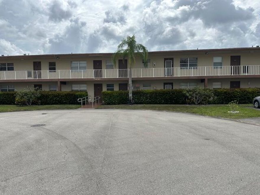 HANDYMAN SPECIAL, PROPERTY SOLD AS IS, WITH NO WARRANTEES. LOCATED IN THE DESIRABLE AND CONVENIENTLY LOCATED COMPLEX OF ORIOLE GARDENS ONE. BEAUTIFUL CLUBHOUSE, OFFERING LARGE AUDITORIUM, BILLARDS, CARD ROOM, EXERCISE ROOM, LIBRARY, TWO POOLS. ASSOCIATION STATES 55+, 675+ CREDIT SCORE, $35000+ INCOME, SECURITY DEPOSIT, APPLICATION, IN PERSON INTERVIEW, MINIMUM 20% DOWN IF FINANCING. COMPLEX IS CLOSE TO PUBLIX, WALGREENS, RESTAURANTS, BANKS, THE MALL AND MUCH MORE. SHORT DRIVE TO THE BEACH.