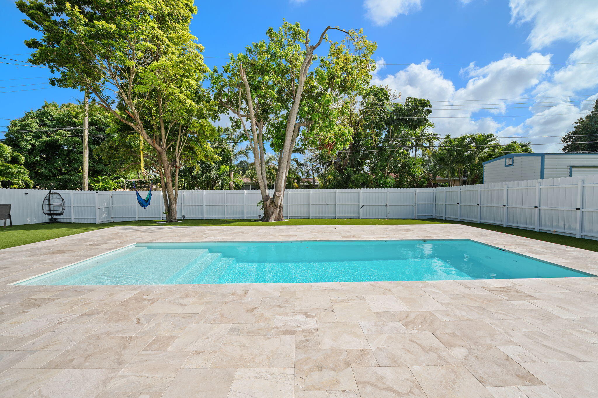 HOLLYWOOD HILLS - Residential