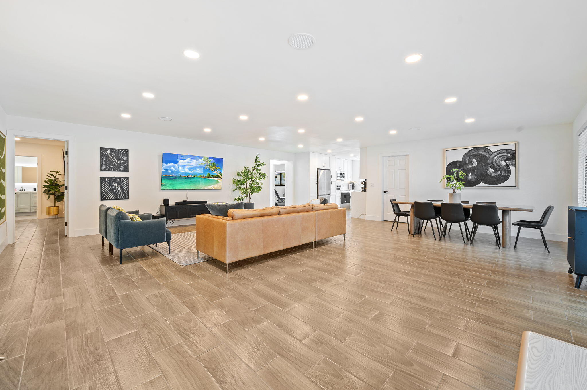 HOLLYWOOD HILLS - Residential