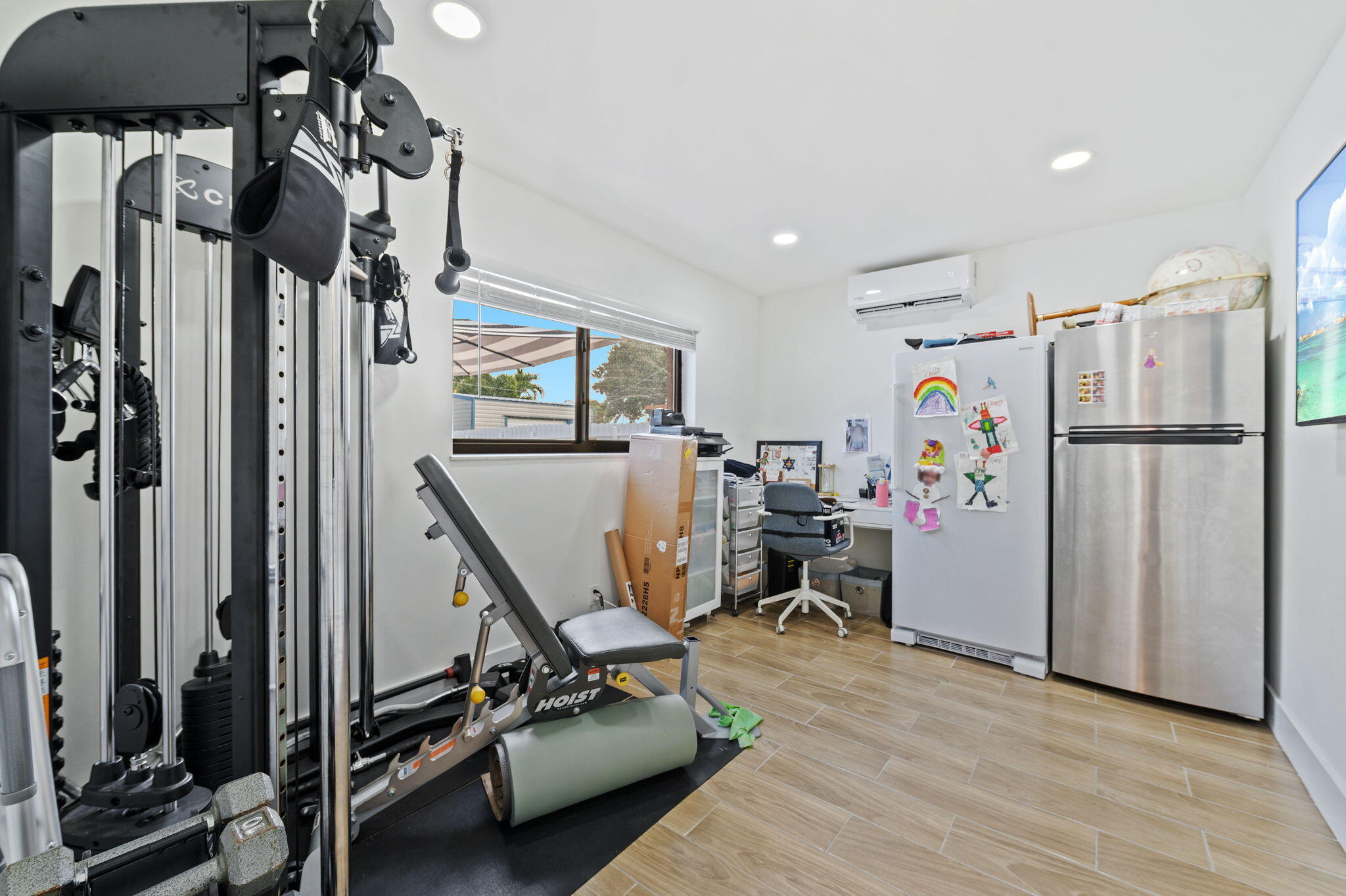 HOLLYWOOD HILLS - Residential