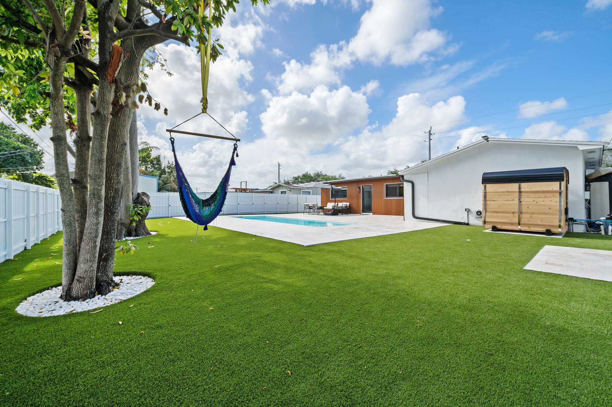 HOLLYWOOD HILLS - Residential