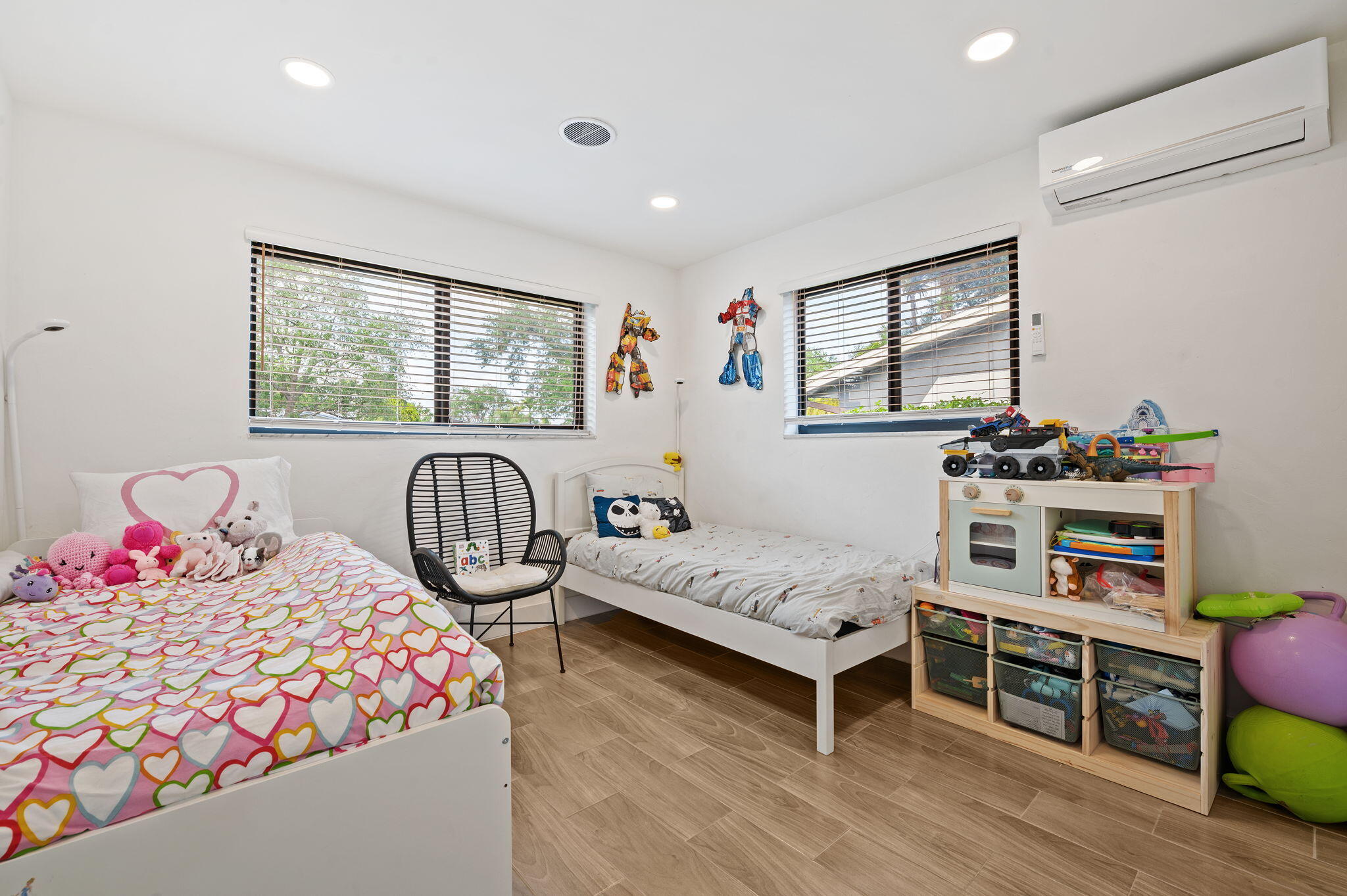 HOLLYWOOD HILLS - Residential