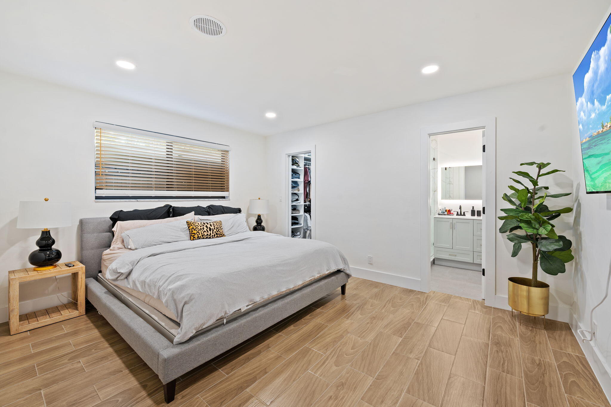 HOLLYWOOD HILLS - Residential