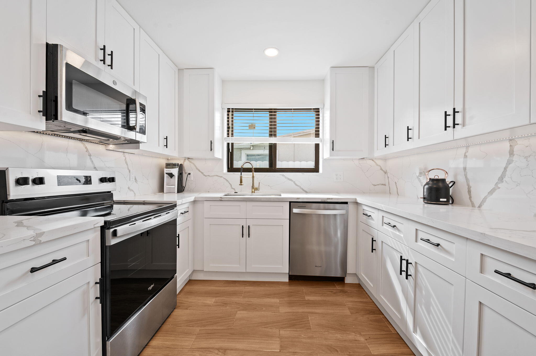 HOLLYWOOD HILLS - Residential