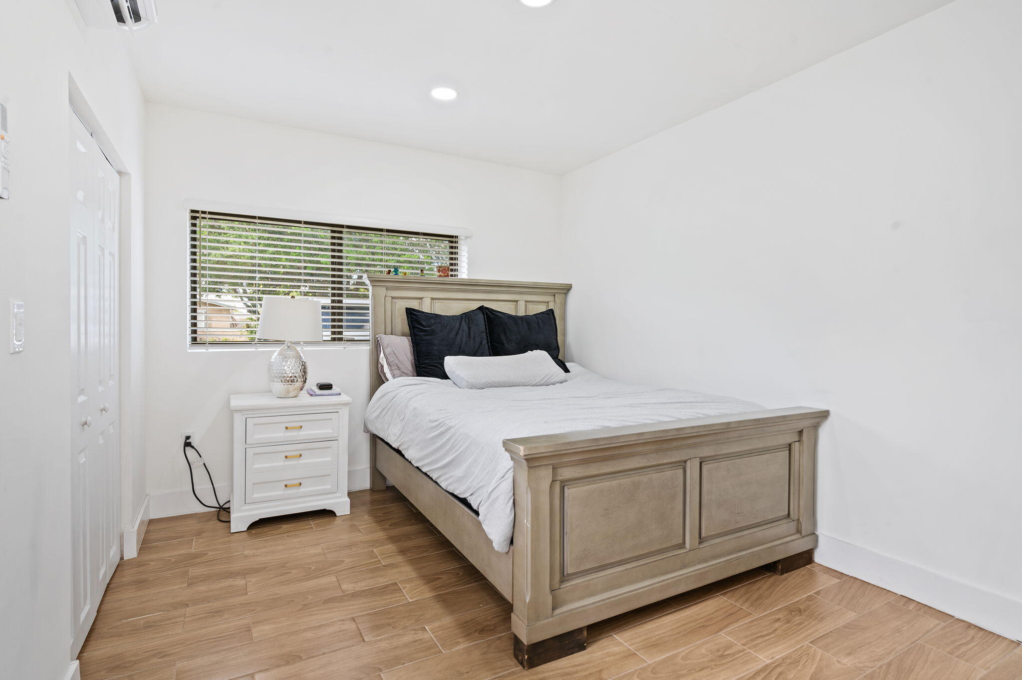 HOLLYWOOD HILLS - Residential