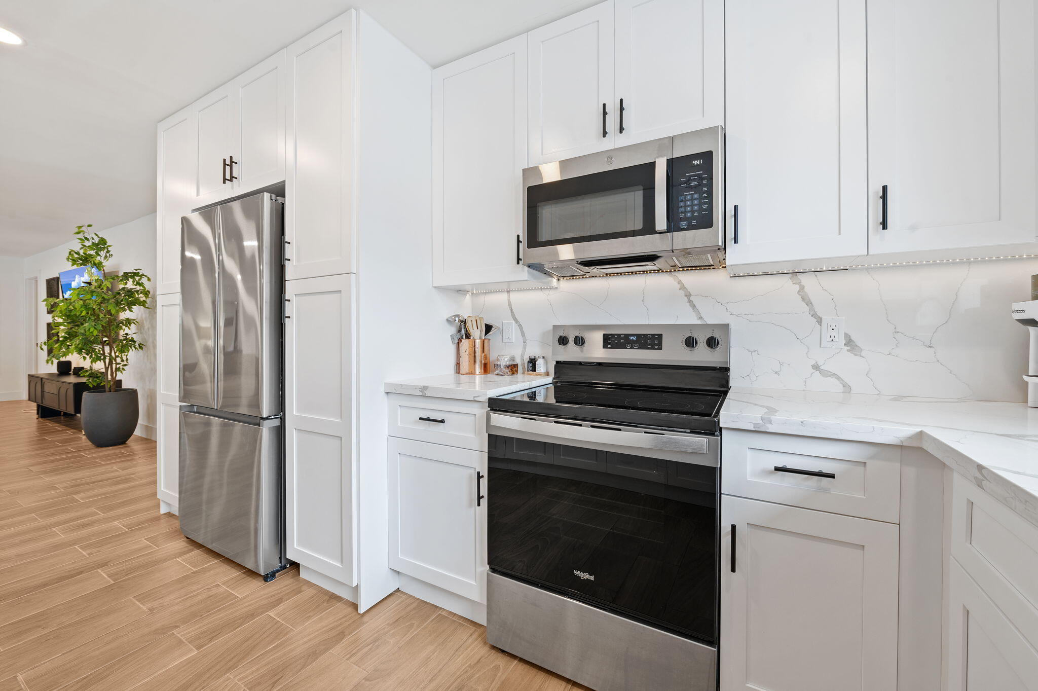 HOLLYWOOD HILLS - Residential