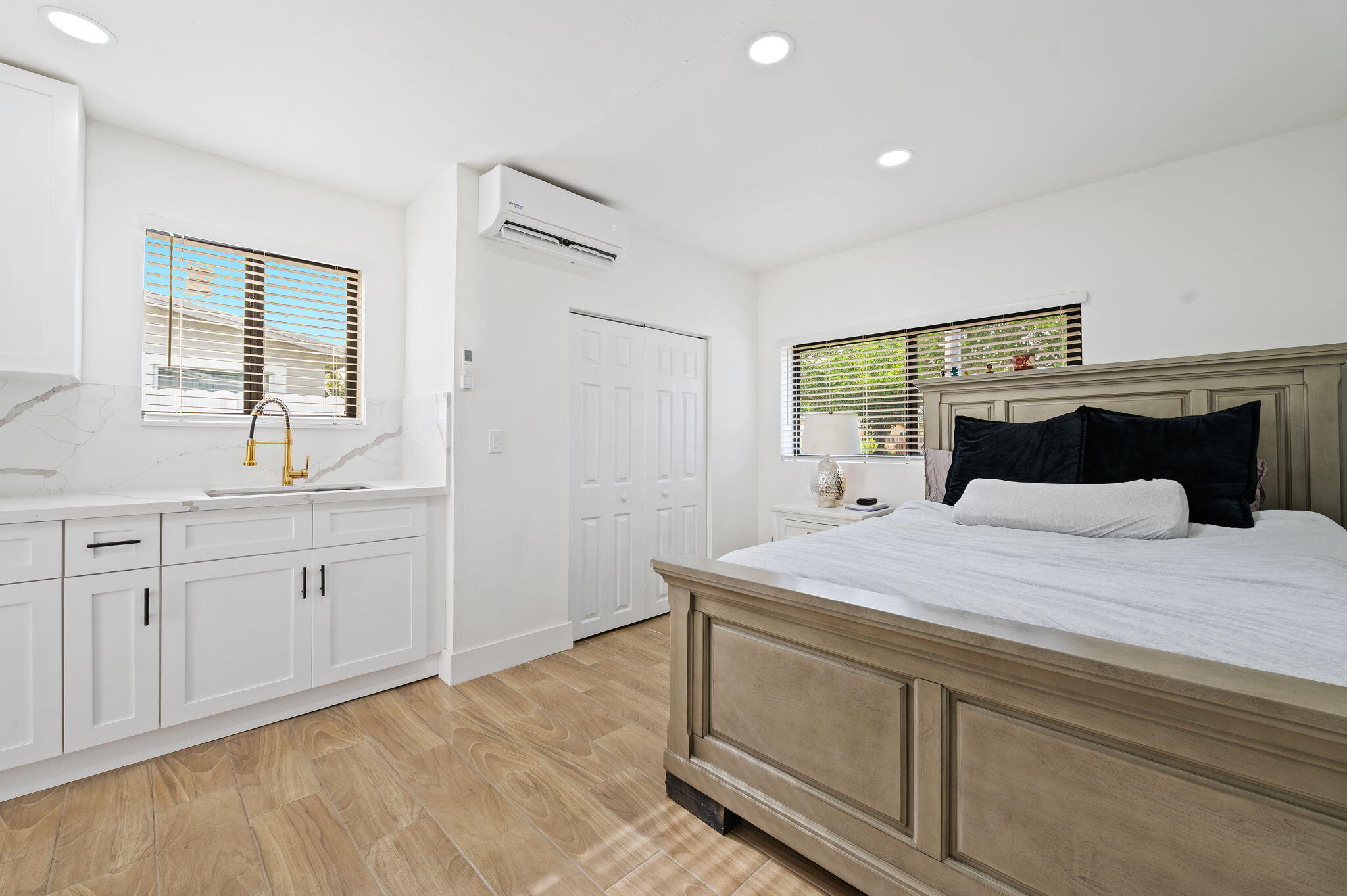 HOLLYWOOD HILLS - Residential