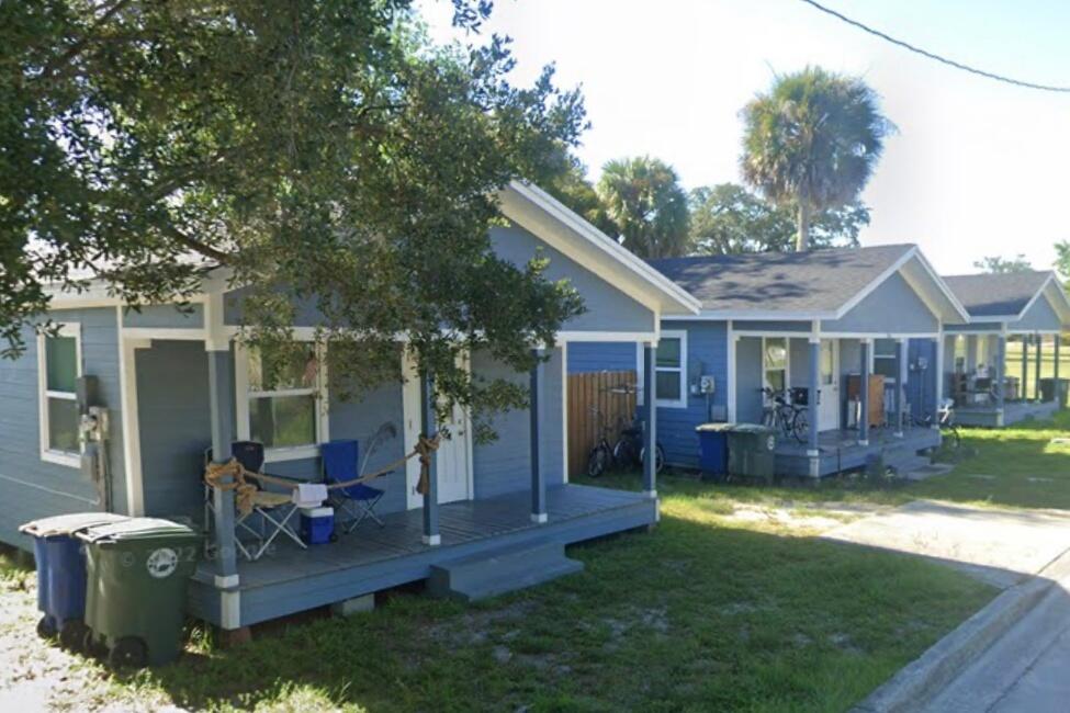 Photo of 909 Avenue B, Fort Pierce, FL 34950 (MLS # B26048477)