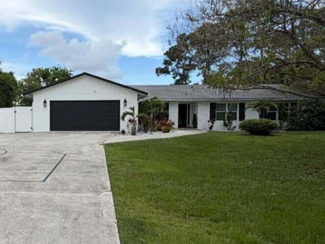 Photo of 17968 Bridle Court, Jupiter, FL 33478 (MLS # B26042581)