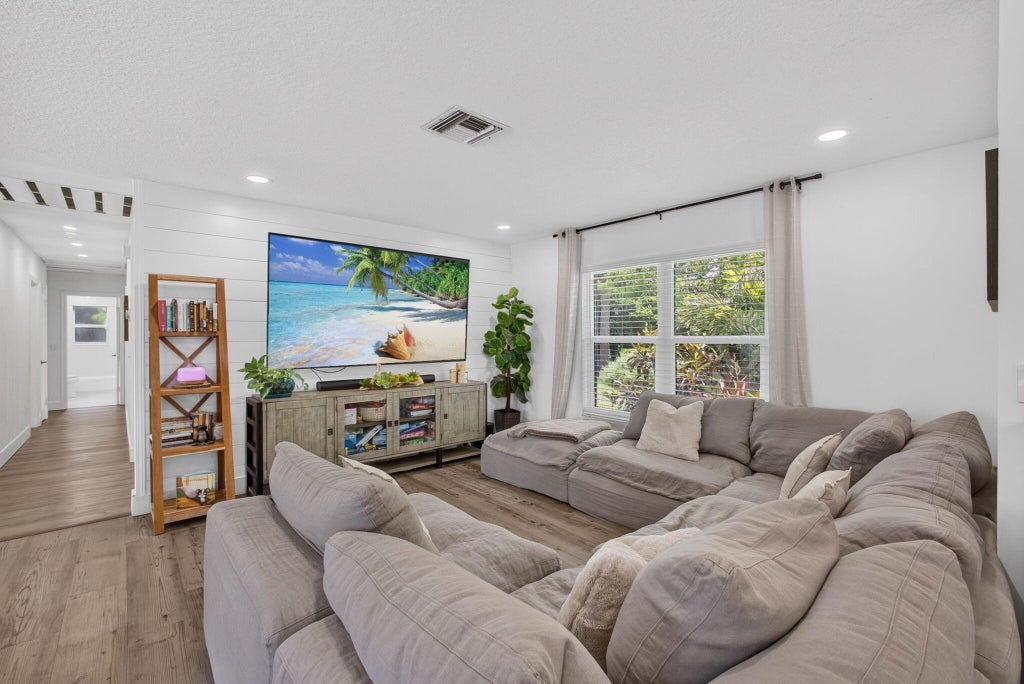 Photo of 17968 Bridle Court, Jupiter, FL 33478 (MLS # B26042581)
