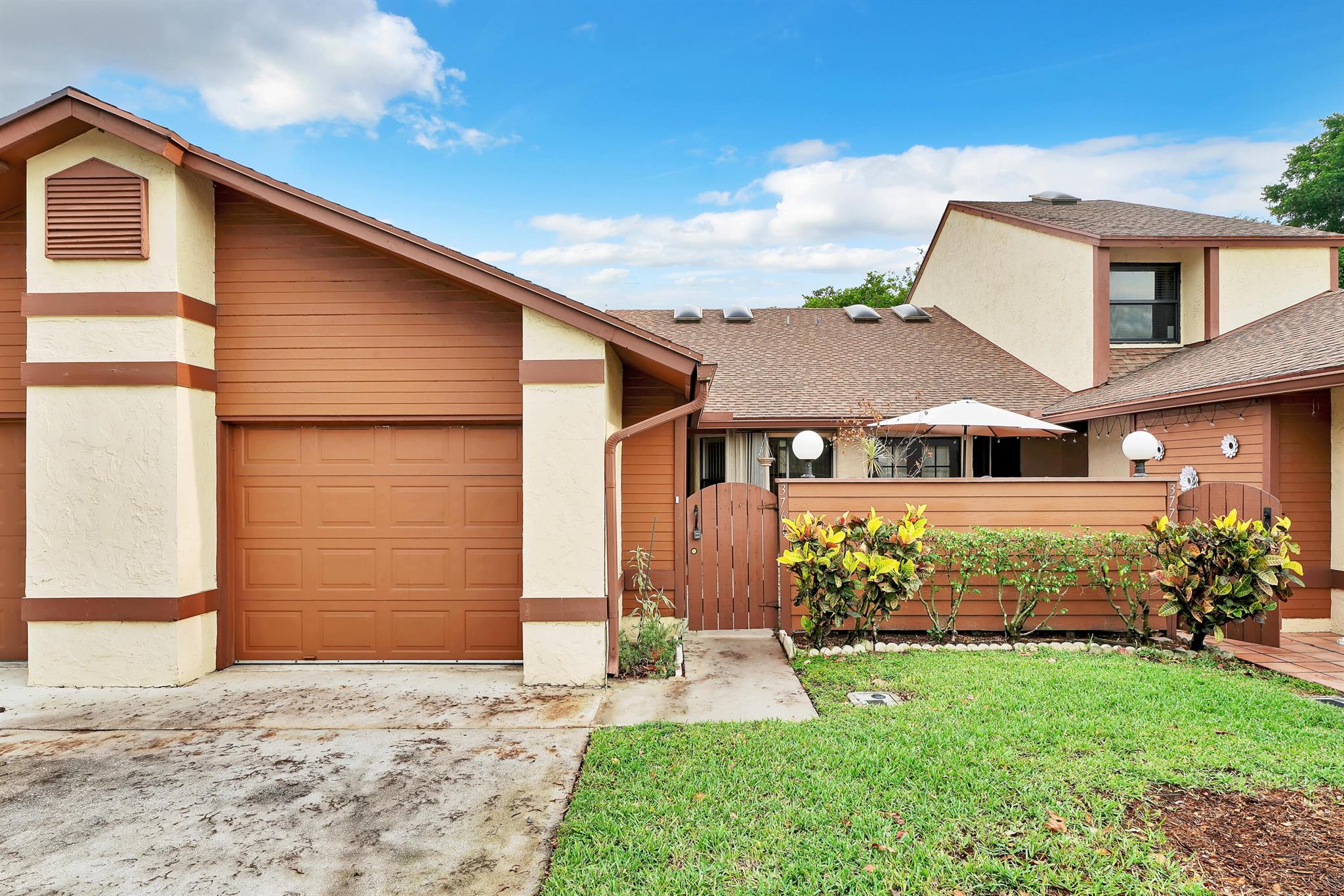 2/2 Patio home conveniently located in a quiet neighborhood with open front porch as well as a screened in back porch. Accordion shutters, Spacious Master Suite with access to connecting porch, large walk in closet. Excellent location, close to restaurants, entertainment & shopping.