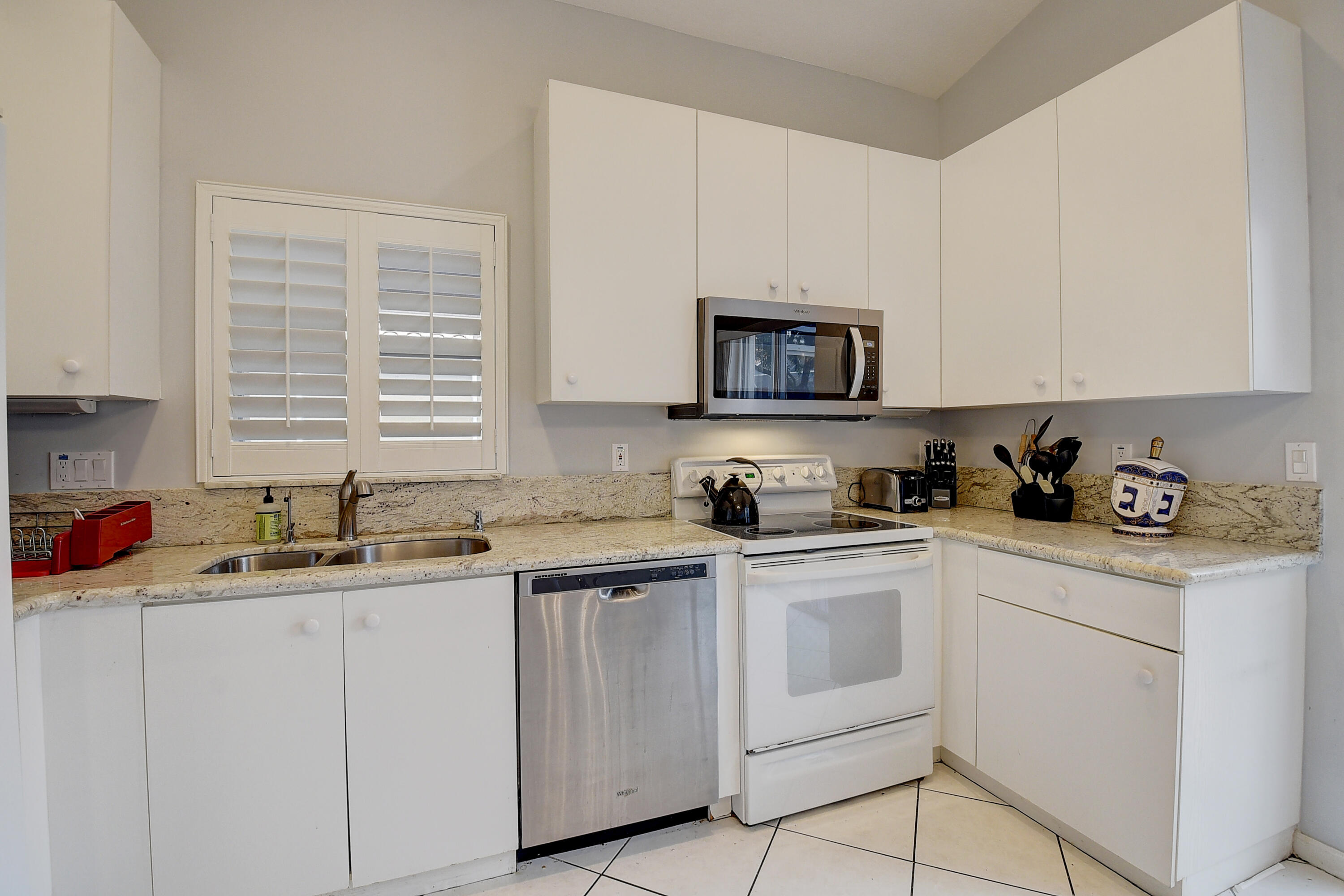 JONES PAR D-3 - Residential Lease