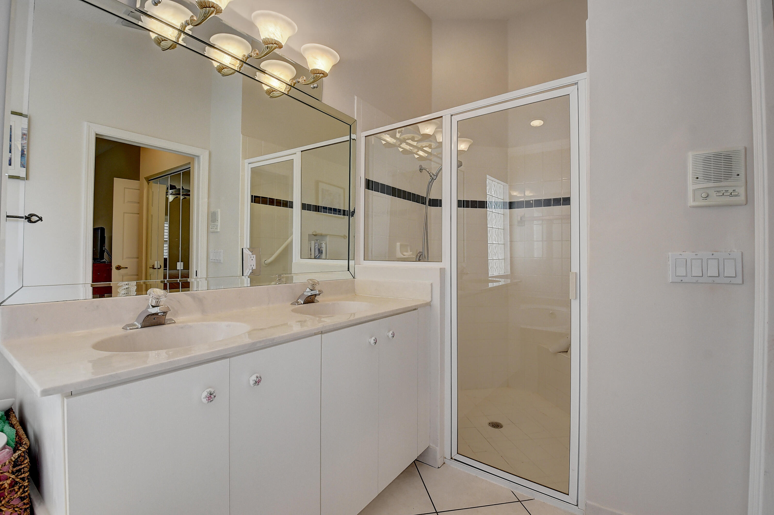 JONES PAR D-3 - Residential Lease