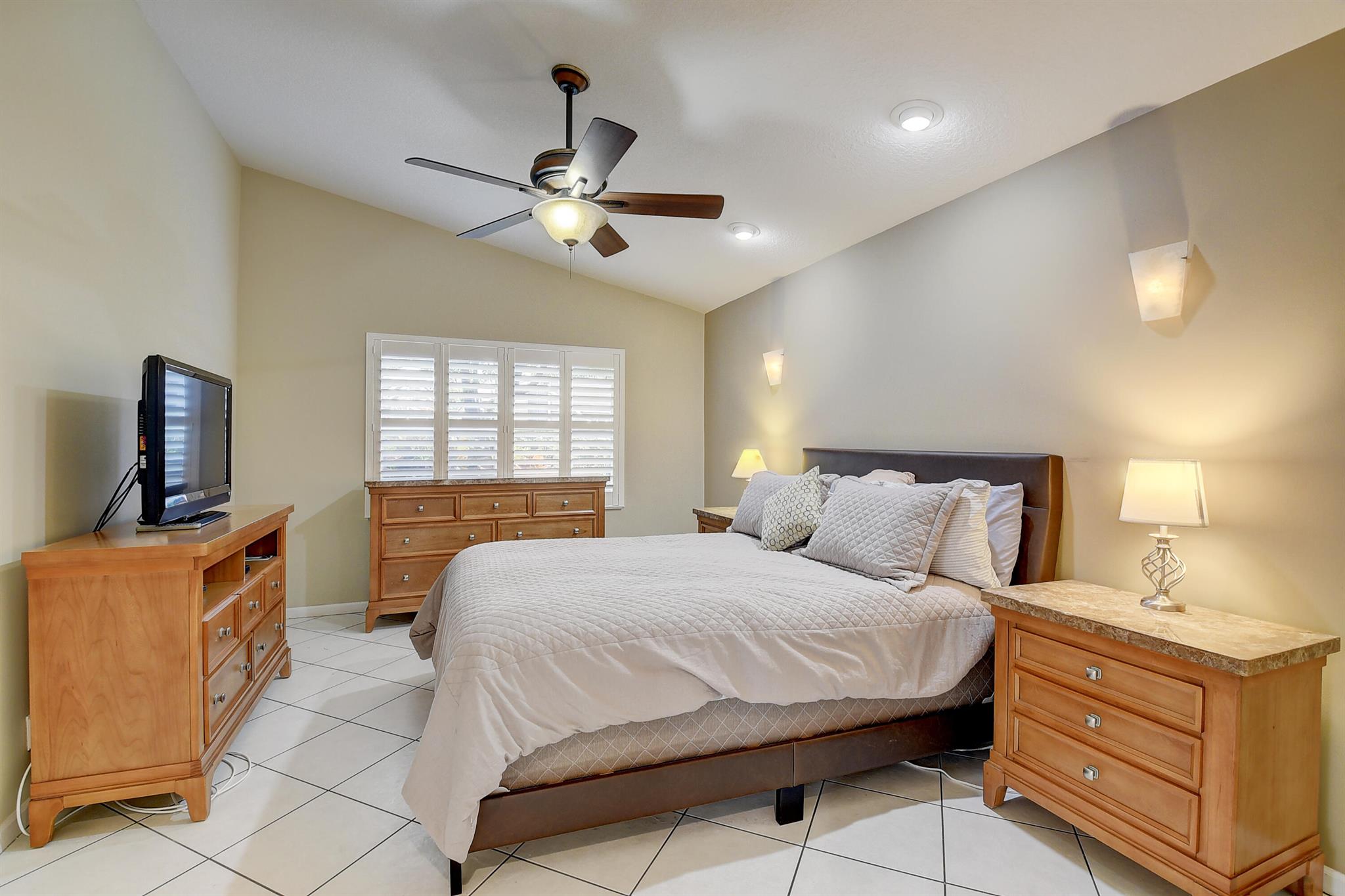 JONES PAR D-3 - Residential Lease