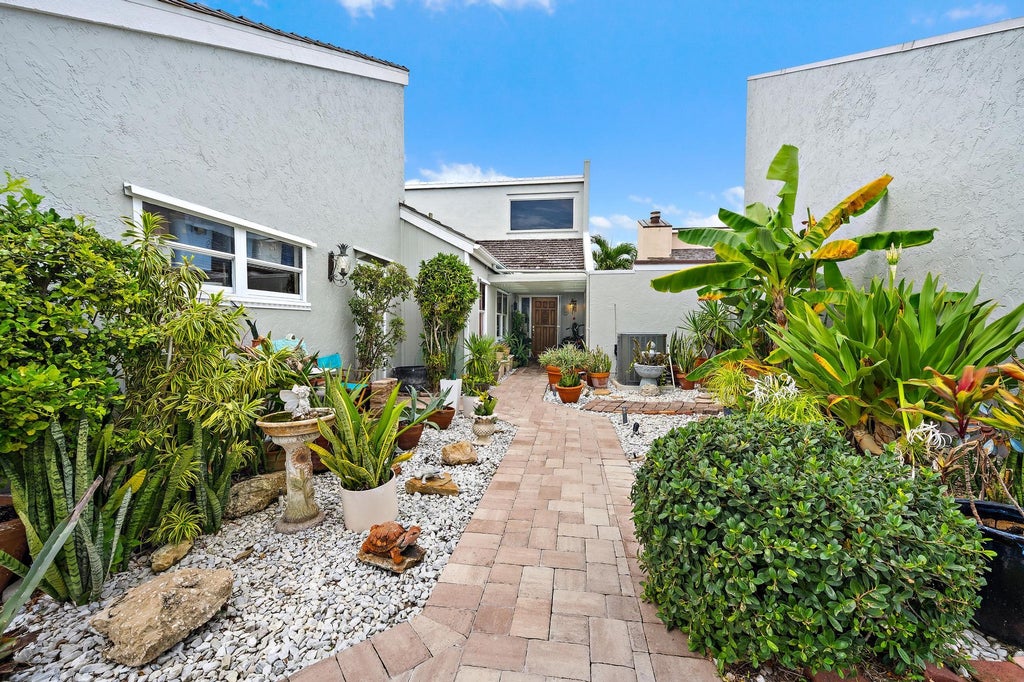 Photo of 17050 Traverse Circle, Jupiter, FL 33477 (MLS # B26084543)
