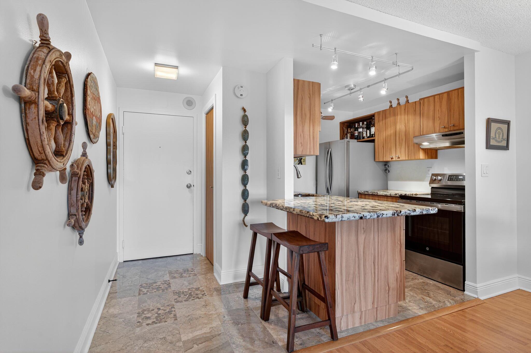 View photos, virtual tours, details... 900 NE 18th Avenue 506