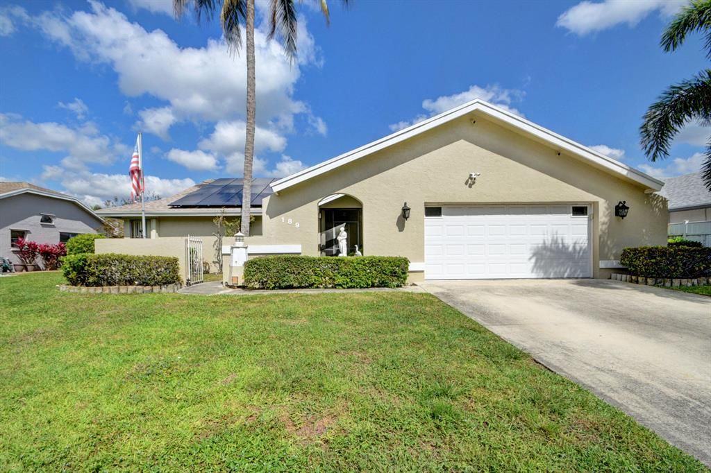 Photo of 189 Parkwood Drive, Royal Palm Beach, FL 33411 (MLS # R10868439)