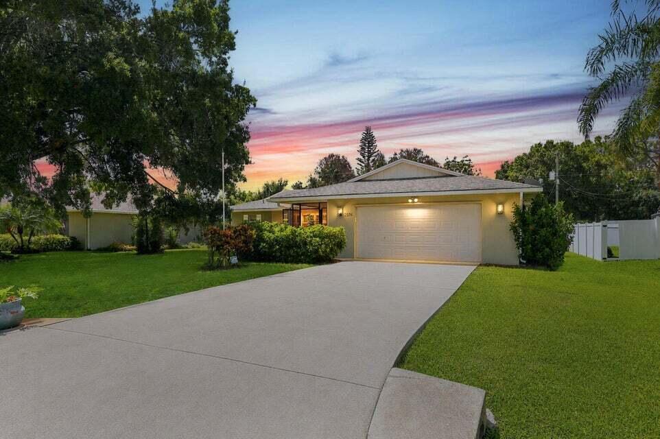 View photos, virtual tours, details... 2526 SE VICTORY Avenue