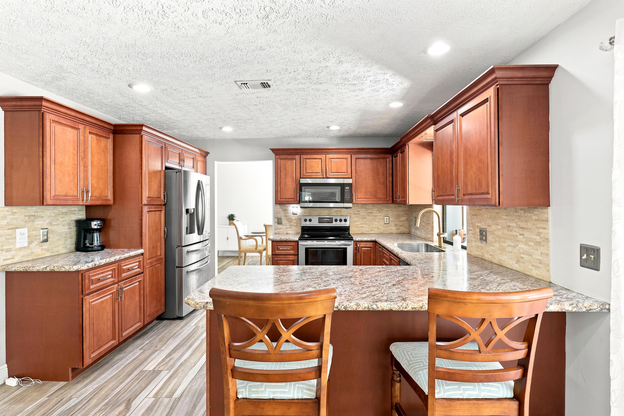 View photos, virtual tours, details... 2526 SE VICTORY Avenue